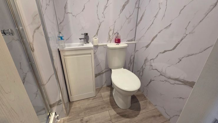 Double En-Suite image 5