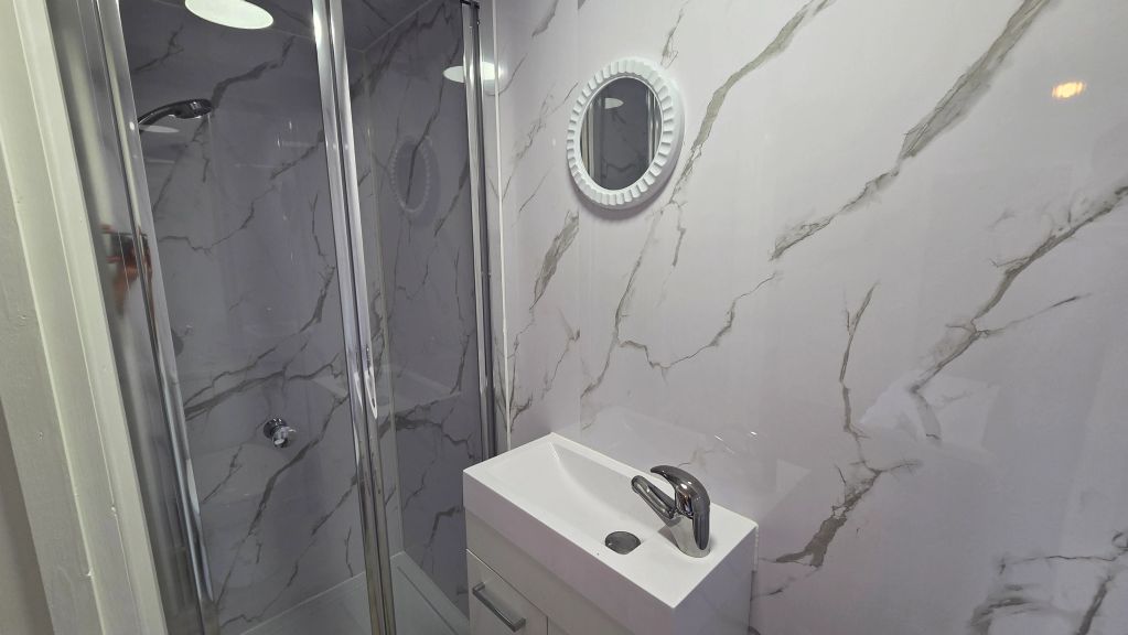 Master En-suite Room image 6