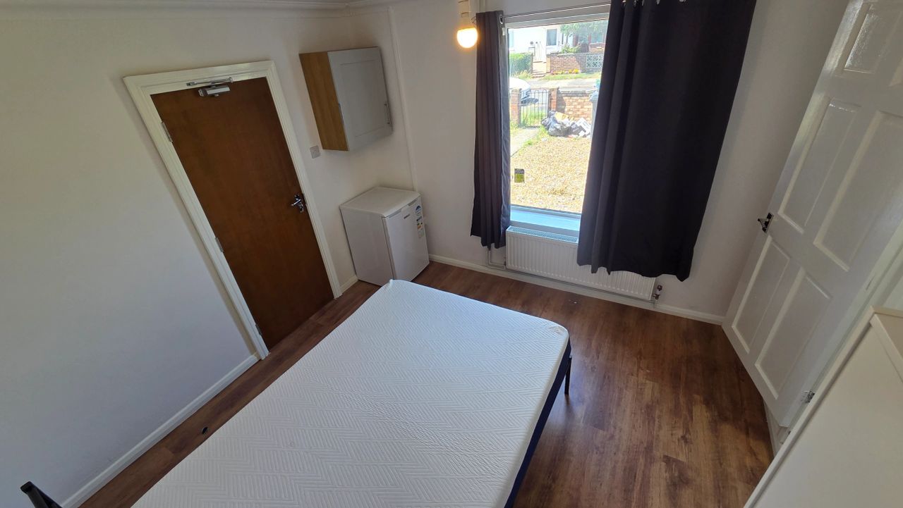 Master En-suite Room image 4