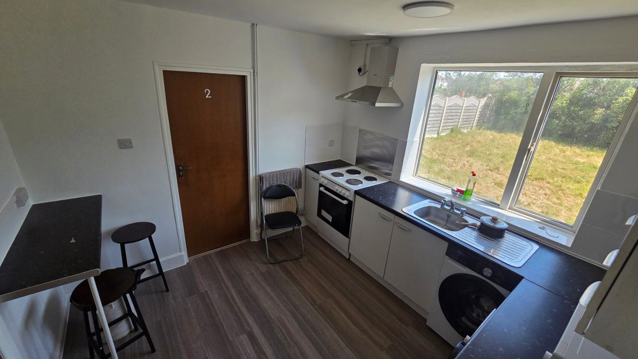 Master En-suite Room image 9