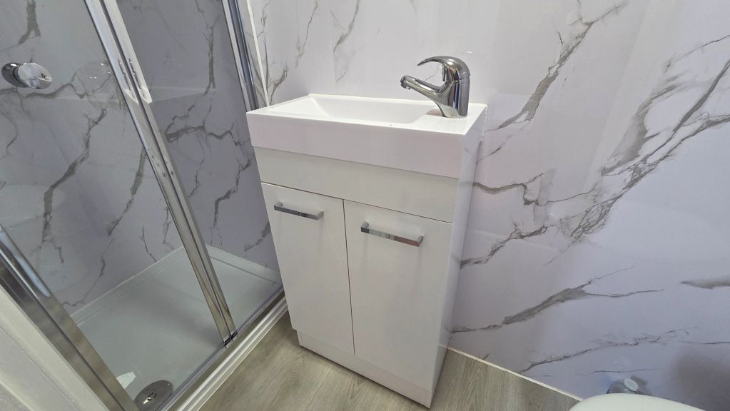 Master En-suite Room image 5