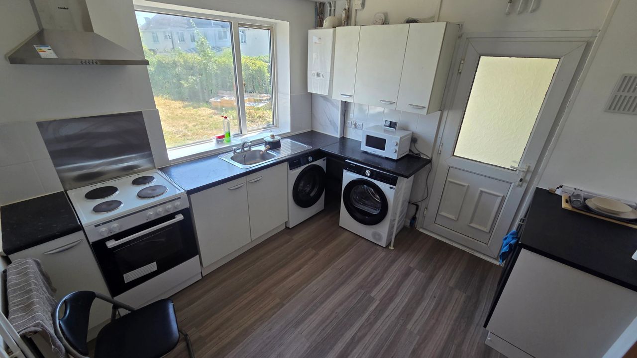 Master En-suite Room image 8
