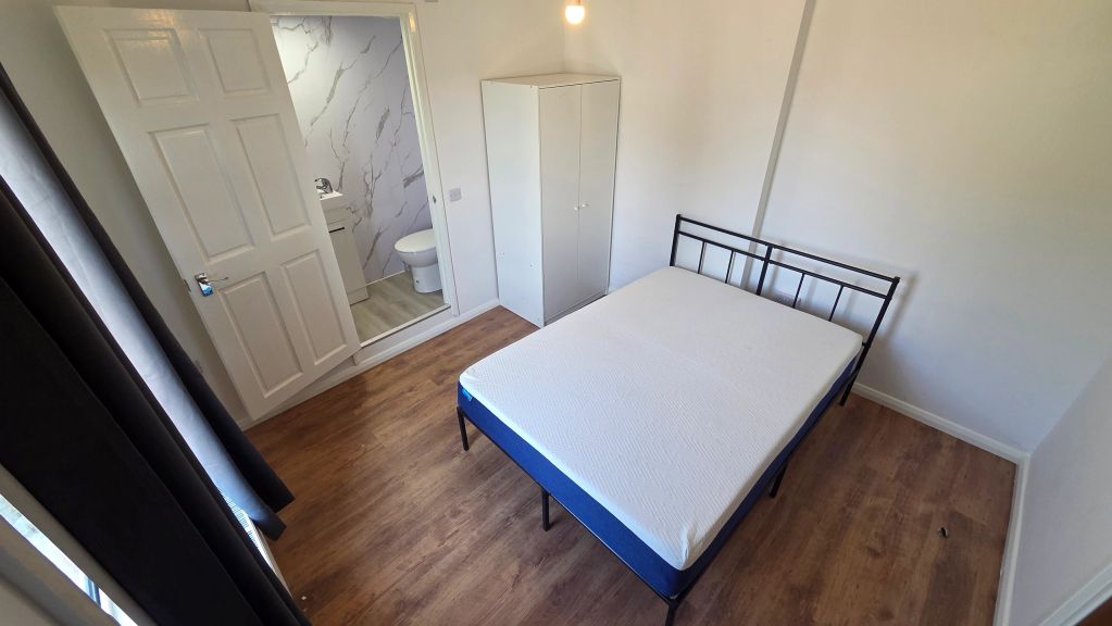 Master En-suite Room image 2
