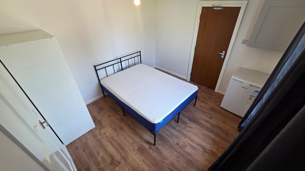 Master En-suite Room image 3