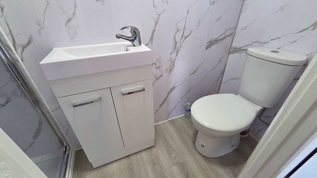 Master En-suite Room image 7
